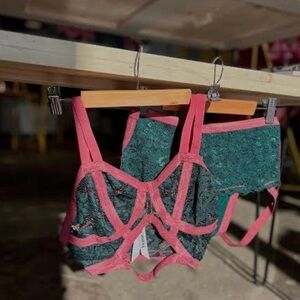 Elegant Cantiq LA emerald and rose colored stretch lace bralette size large